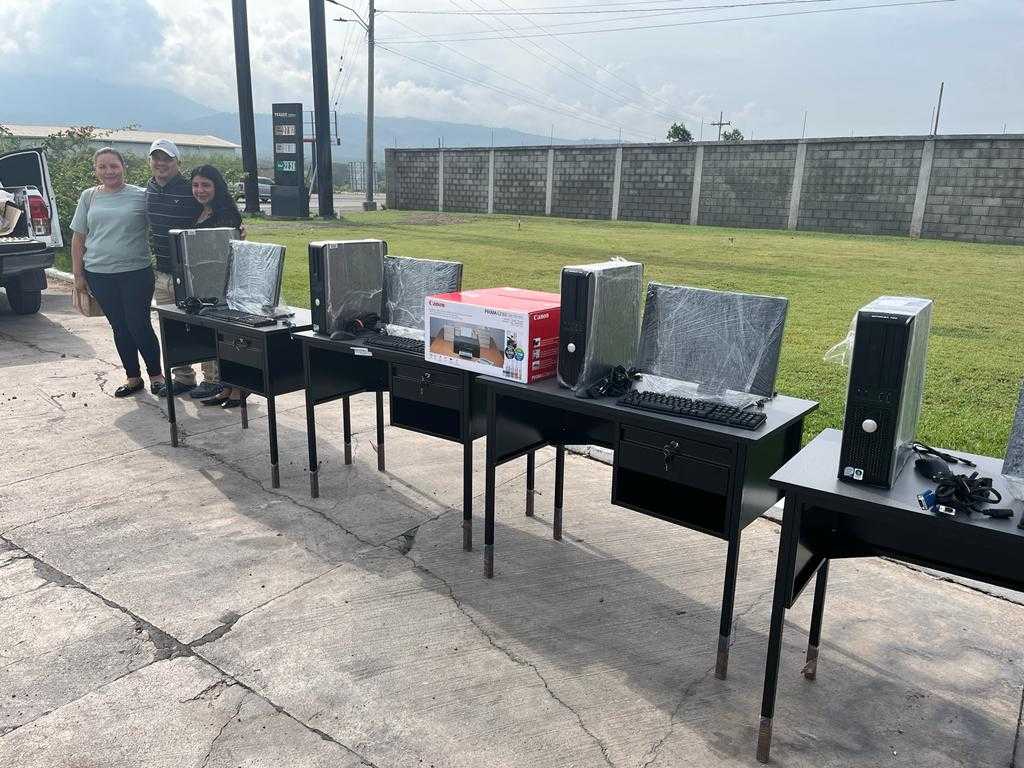 Congresista Samuel Madrid gestiona la compra de computadoras, impresoras, víveres, sillas de ruedas y trajes típicos